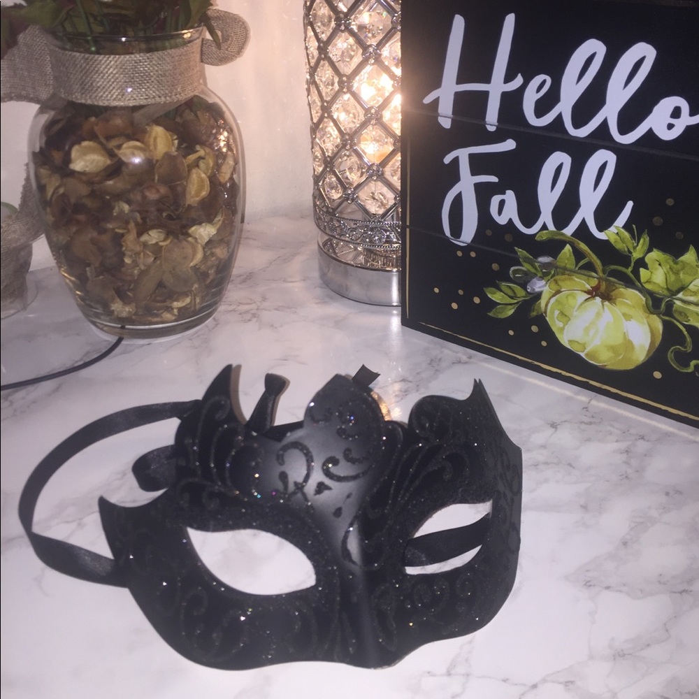 Beautiful Mask perfect for the upcoming holiday 🎃